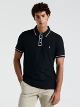 Polo de piqué azul marino con vivos blancos en cuello y mangas, calce slim fit y logo bordado en el pecho.