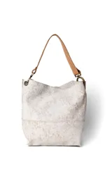 Bolso tipo hobo de cuero con acabado texturizado en tono beige claro, con correa de hombro en cuero liso color suela y herrajes metálicos en bronce envejecido.