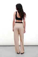 Top de bikini color marrón oscuro, con escote en V profundo y tirantes anchos, confeccionado en tejido acanalado.