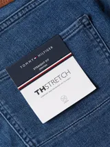 Pantalón de jean azul de corte recto, con cinco bolsillos y tejido denim elástico.