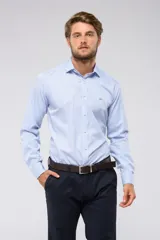 Camisa celeste con rayas verticales blancas, de vestir, con cuello clásico, manga larga, botones personalizados y logo bordado en el pecho.