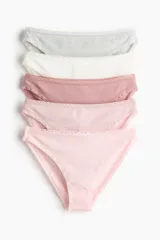 Pack de cinco bombachas tipo vedetina de algodón, con ribetes de encaje en los bordes. Los colores son gris melange, blanco, rosa viejo, rosa claro y rosa pálido.