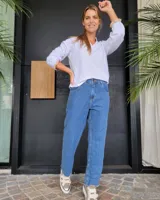 Pantalón de jean de corte recto y tiro medio, en color gris oscuro con efecto lavado. Presenta cierre frontal con botón y bolsillos laterales y traseros.