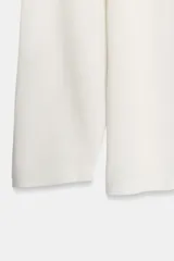 Jersey de punto fino con diseño oversize, cuello redondo y manga larga.