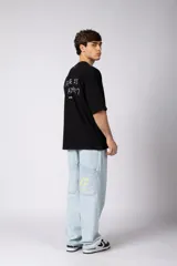 Jean baggy oversize de denim celeste claro, con corte ancho y relajado, estilo urbano.