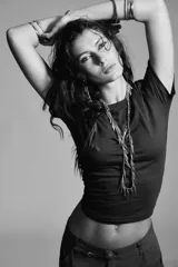 Pack de cinco pulseras rígidas de metal con diseño de serpientes en relieve. Incluye acabados en tonos dorado antiguo, plateado y bronce.