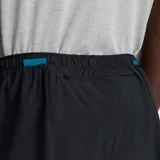 Short deportivo New Balance Essentials 5", color negro, con cintura elástica ajustable mediante cordón.