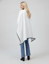 Ruana negra de tejido suave, con cierre frontal de botones metálicos y ribetes de cuero sintético en los bordes.