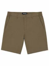 Short de gabardina color verde militar, con bolsillos laterales, cierre de botón y cintura elástica en los laterales.