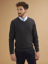 Sweater de punto con escote en V y mangas largas, confeccionado en una mezcla de algodón y cashmere. Presenta puños y ruedo acanalados.