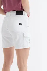 Short de jean tiro alto en color blanco, con cierre frontal de botón y bolsillos laterales tipo cargo.