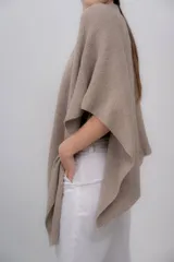 Ruana color visón hecha de 100% baby alpaca, suave y ligera.