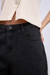 Bermuda de jean negra de tiro alto y corte recto.