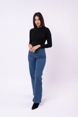 Body de manga larga en color marrón, confeccionado en tejido acanalado con cuello alto. Presenta un ajuste al cuerpo y cierre inferior.