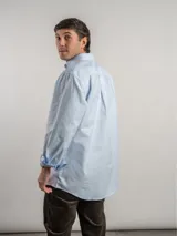 Camisa Oxford de corte clásico, confeccionada 100% en algodón con patrón de cuadros en tonos blancos, azules y amarillos. Cuenta con cuello abotonado, bolsillo frontal en el pecho con logo bordado y cierre de botones.