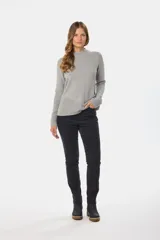 Pantalón de corte recto confeccionado en pana con spandex, que ofrece elasticidad y un ajuste cómodo. Presenta un diseño clásico de cinco bolsillos con cierre frontal y botón.