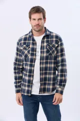 Sobrecamisa de viyela a cuadros en tonos azul, beige y marrón, con dos bolsillos de parche con solapa abotonada en el pecho.