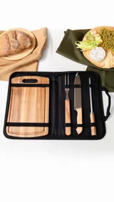 Set parrillero con pincho, cuchilla, chaira y tabla de madera de Acacia. Incluye estuche negro para transportar con cierre y detalle en broche abre y cierra en símil cuero.