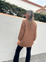 Saco abierto de tejido de punto color camel, con mangas largas abullonadas y diseño holgado sin botones.
