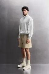 Sudadera de corte relajado con cierre frontal de cremallera, confeccionada en tejido ligero de mezcla de algodón. Presenta cuello subido, manga larga, bolsillos laterales ocultos en costura y acabados en rib.