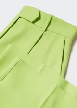 Pantalon wideleg de tiro medio en color verde lima, confeccionado en tejido fluido con pinzas frontales, bolsillos laterales, trabillas para cinturon y cierre oculto de boton, gancho y cremallera.
