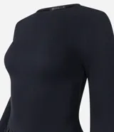 Vestido corto negro de viscosa con mangas largas, cuello redondo y falda godê con superposición de volantes. La parte superior es acanalada y la inferior tiene capas fruncidas.