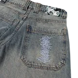 Pantalón de jean celeste con efecto lavado, de corte amplio y tiro medio.