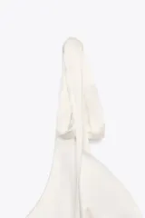 Top de satén rosado con escote en pico y tirantes finos que se atan con lazos.