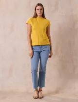 Remera amarilla de algodón con cuello alto y mangas cortas.