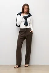 Pantalón tejido color marrón, de corte recto y tiro medio con cintura elástica ajustable mediante cordón.