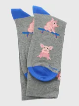 Calcetines de largo medio color gris con estampado de cerditos en patineta, con talón y puntera en color azul.