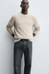 Jersey azul de punto con cuello redondo y manga larga. Tejido en mezcla de lana y acabado en rib.