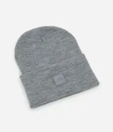 Gorro de lana con diseño de punto liso y doblez, color gris melange. Presenta una etiqueta cuadrada de goma en el frente con el logo de la marca.