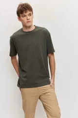 Remera de manga corta y cuello redondo, de corte clásico y color marrón.