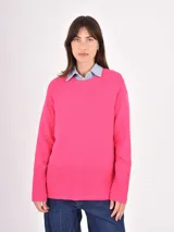 Buzo de tejido de punto en color fucsia, con cuello redondo y puños anchos acanalados.