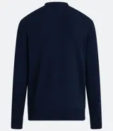 Suéter slim de punto para hombre, color beige con rayas horizontales contrastantes en marrón y azul marino en el pecho. Cuenta con cuello redondo, mangas largas y puños y dobladillo acanalados.