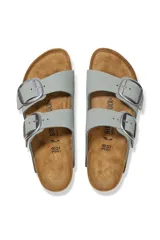 Sandalias Birkenstock modelo Arizona Big Buckle en color verde salvia. Presentan dos correas anchas ajustables con hebillas metálicas de gran tamaño y una plantilla anatómica de corcho con suela de goma negra.
