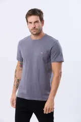 Remera lisa de manga corta y cuello redondo, color gris oscuro, de calce cómodo con pequeño logo bordado en el pecho.