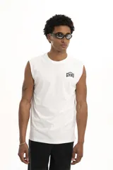 Musculosa blanca de algodón con logo estampado en el pecho.