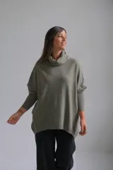 Polerón de punto color verde oliva, con cuello alto holgado, mangas largas con puños ajustados y diseño de corte amplio.