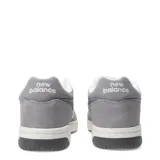 Championes urbanos New Balance modelo 480, color gris con detalles en blanco. Confeccionados en gamuza y malla, presentan el logo N característico en los laterales y suela de goma.