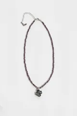 Collar de abalorios de vidrio en tonos morados, con dije central en forma de trébol de cuatro hojas y cadena de extensión metálica con dije colgante de mariposa.
