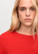 Sweater de punto fino color rojo, con cuello redondo y manga larga de diseño recto.