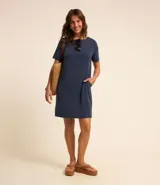 Vestido corto marrón oscuro, estilo camiseta, con escote redondo, mangas cortas y bolsillos laterales. El bajo es redondeado.