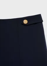 Pantalon de vestir azul marino con diseño recto y corte crop. Presenta tiro medio, cierre frontal con cremallera y botones decorativos en la cintura.