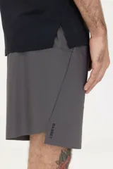 Short deportivo gris oscuro de tela ultra liviana con tecnología drifit y protección UV50+.