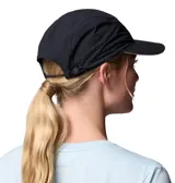 Gorra deportiva Columbia color negro, confeccionada con tejido perforado con láser para mayor ventilación, tecnología de enfriamiento y absorción de humedad, con cordón ajustable en la parte posterior.