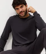 Pijama largo masculino Viko de punto texturizado, compuesto por una remera de manga larga con cuello redondo y un pantalón largo con cintura elástica. Confeccionado en mezcla de poliéster, viscosa y elastano.