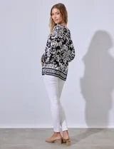 Blusa estampada marca Ruby Rd, con escote en V y lazo de ajuste. Manga raglán amplia.