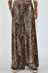 Pantalón de pierna ancha con estampado animal print de leopardo en tonos marrones y negros.
